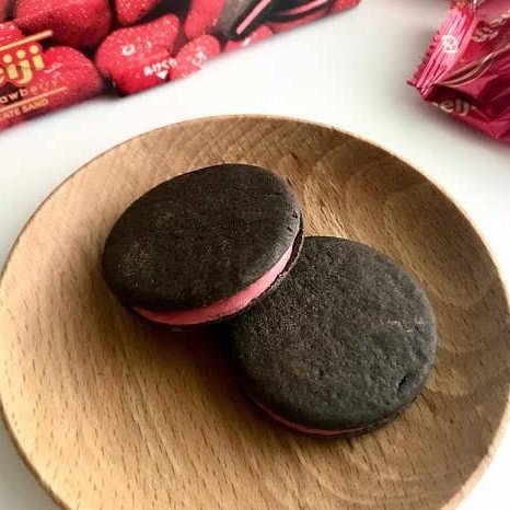 Meiji Rich Chocolate Strawberry Sandwich Biscuits (Pack of 5)